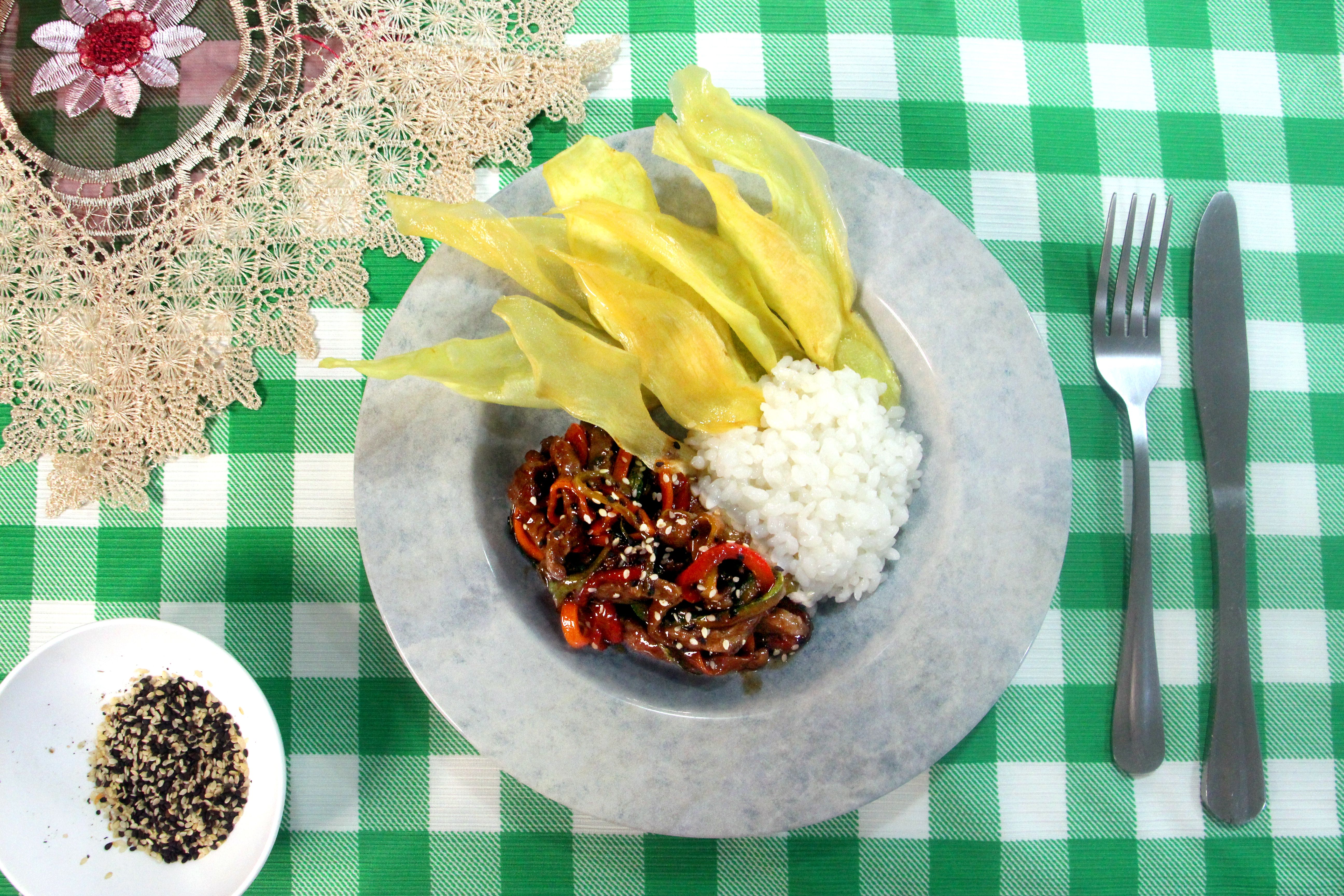 Tiras de mignon à oriental com chips de batata-doce