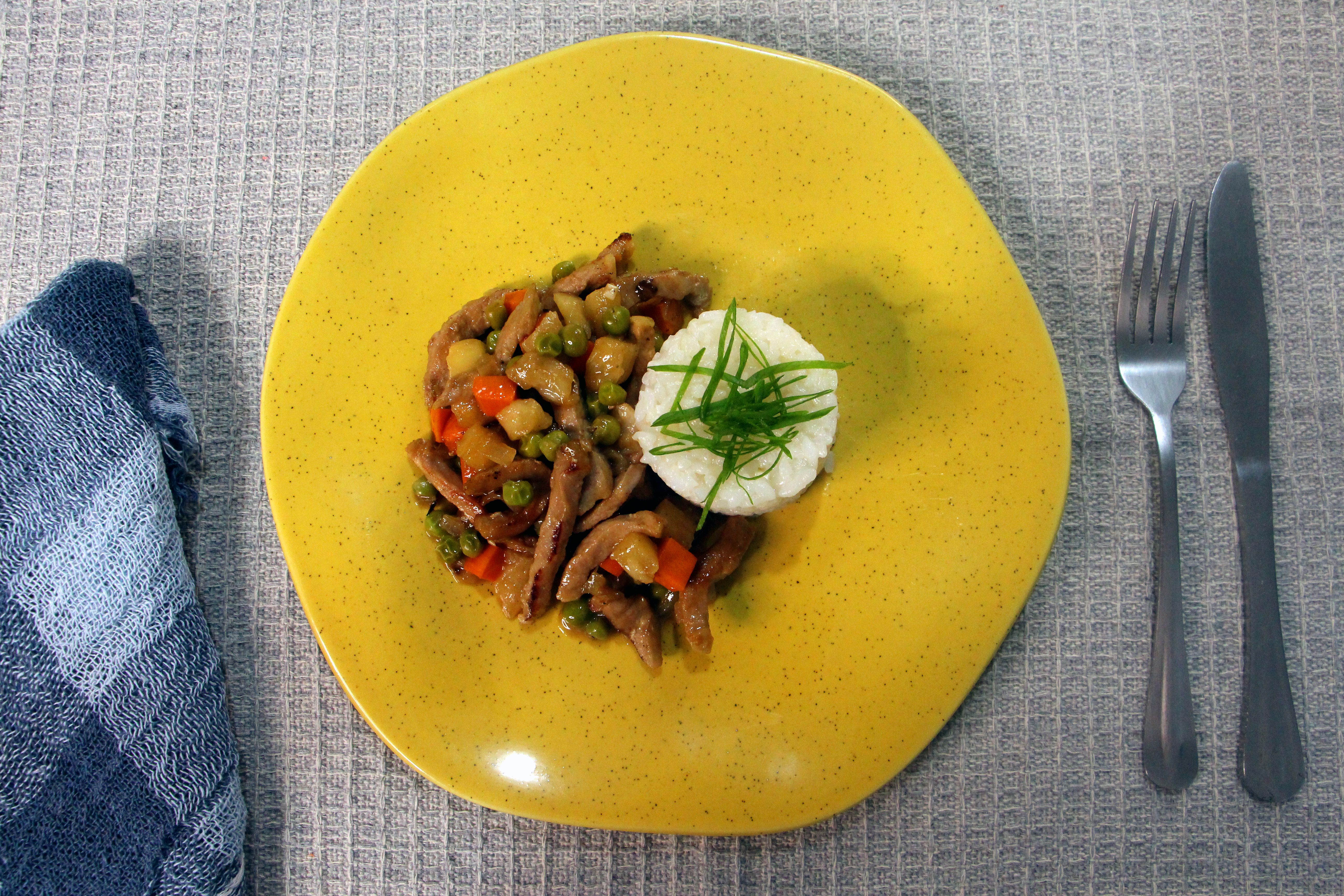 Porco agridoce e gohan