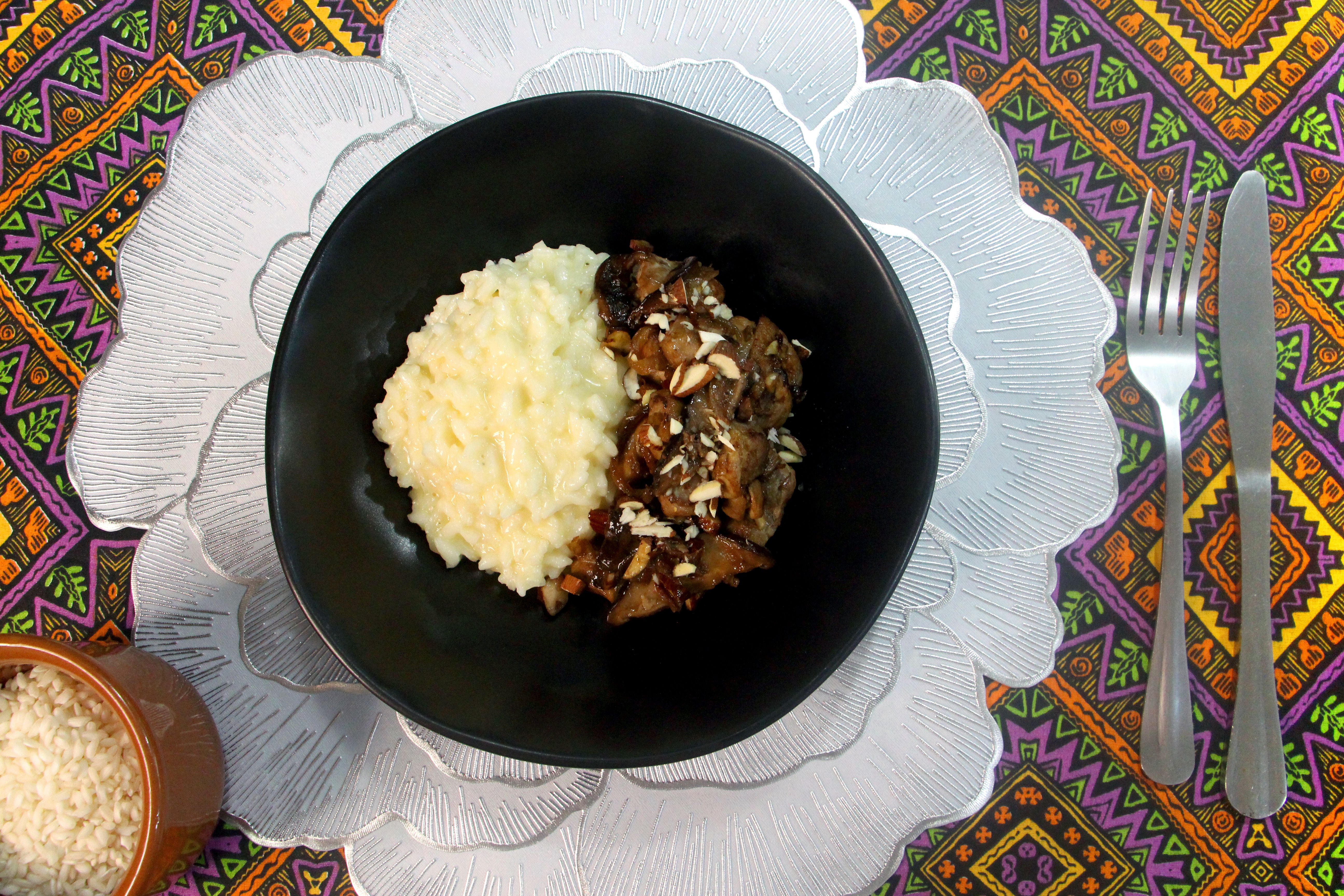 Risoto com salteado de frango, cogumelos e amêndoas