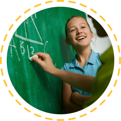 Criança feliz com o aprendizado