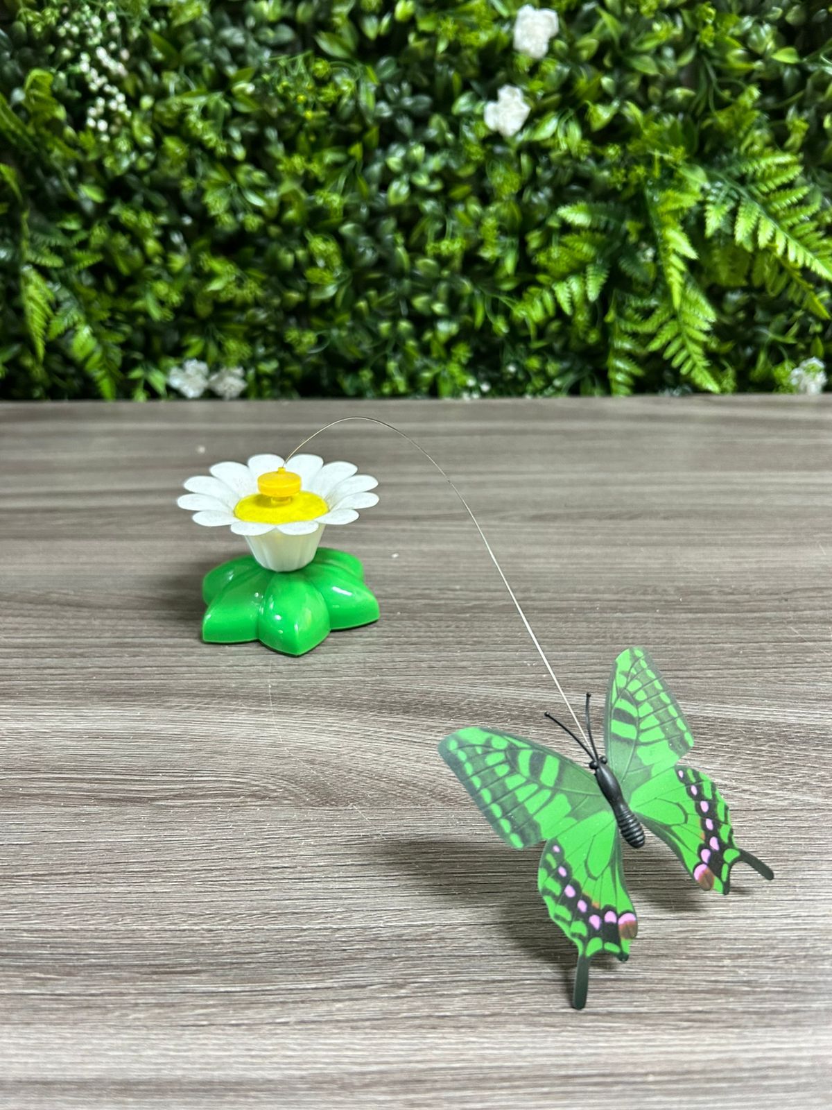 Flor com Borboleta Giratória