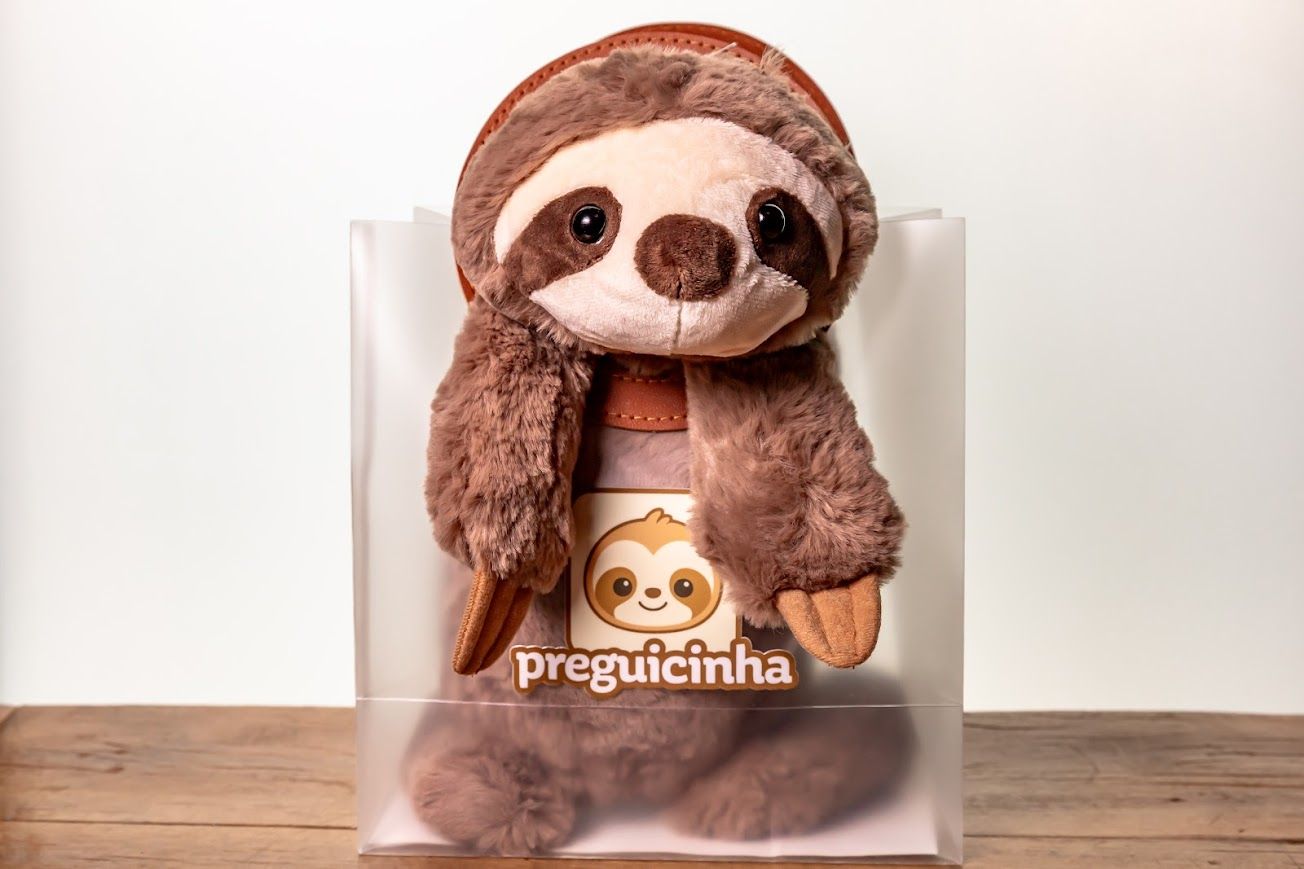 Pelúcia Preguicinha Marrom 