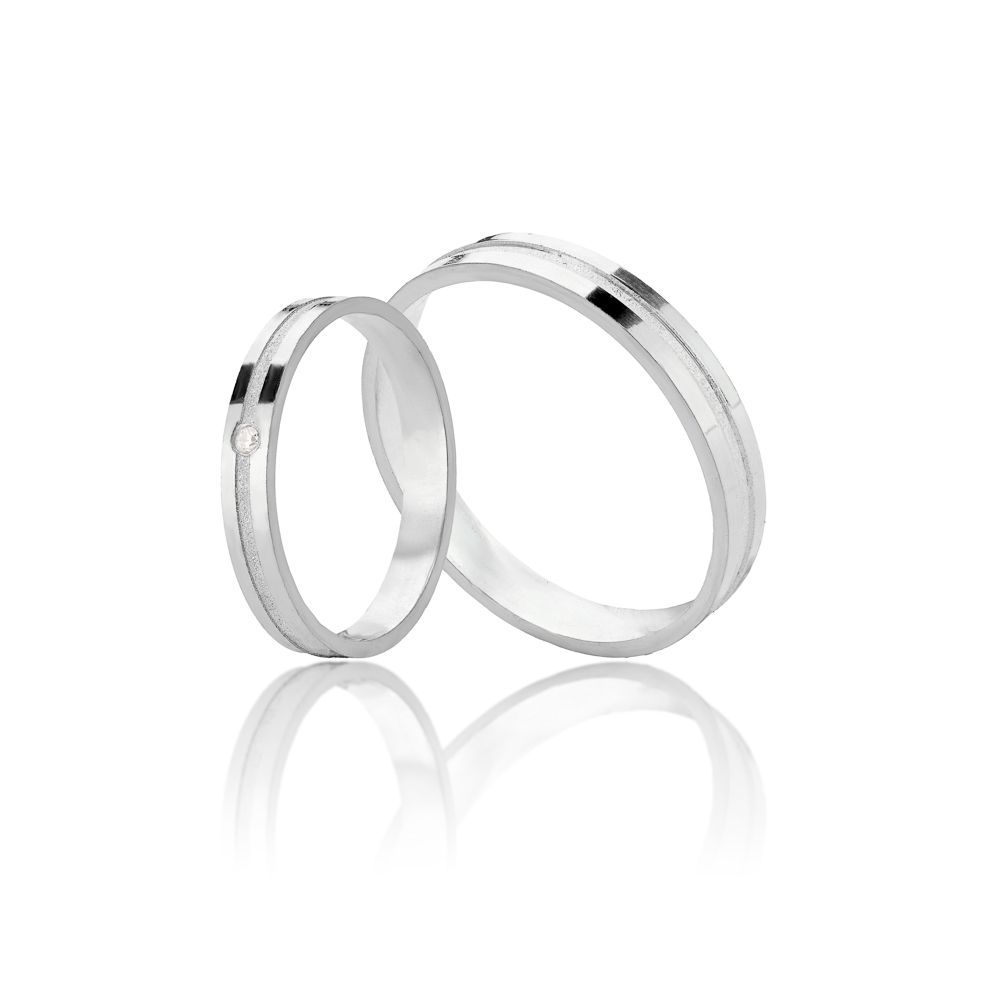 Aliança prata com canal no meio