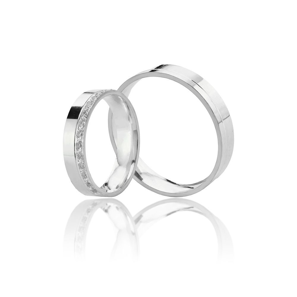 Aliança prata quadrada 4mm com canal e meia volta de pedras