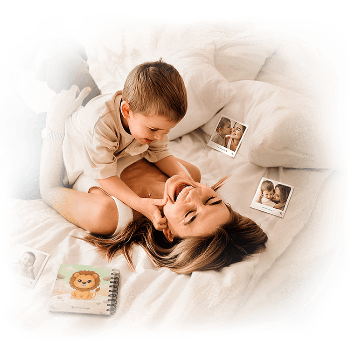 Mãe brincando com bebê em cama branca