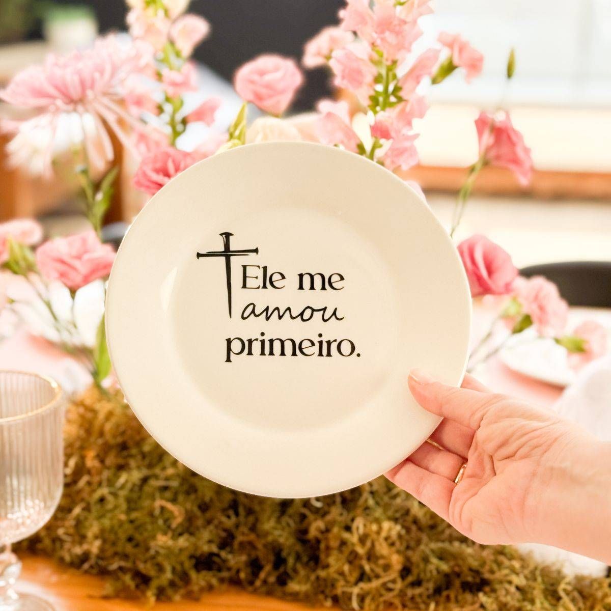 Prato de Sobremesa com Frase "Ele me amou primeiro."
