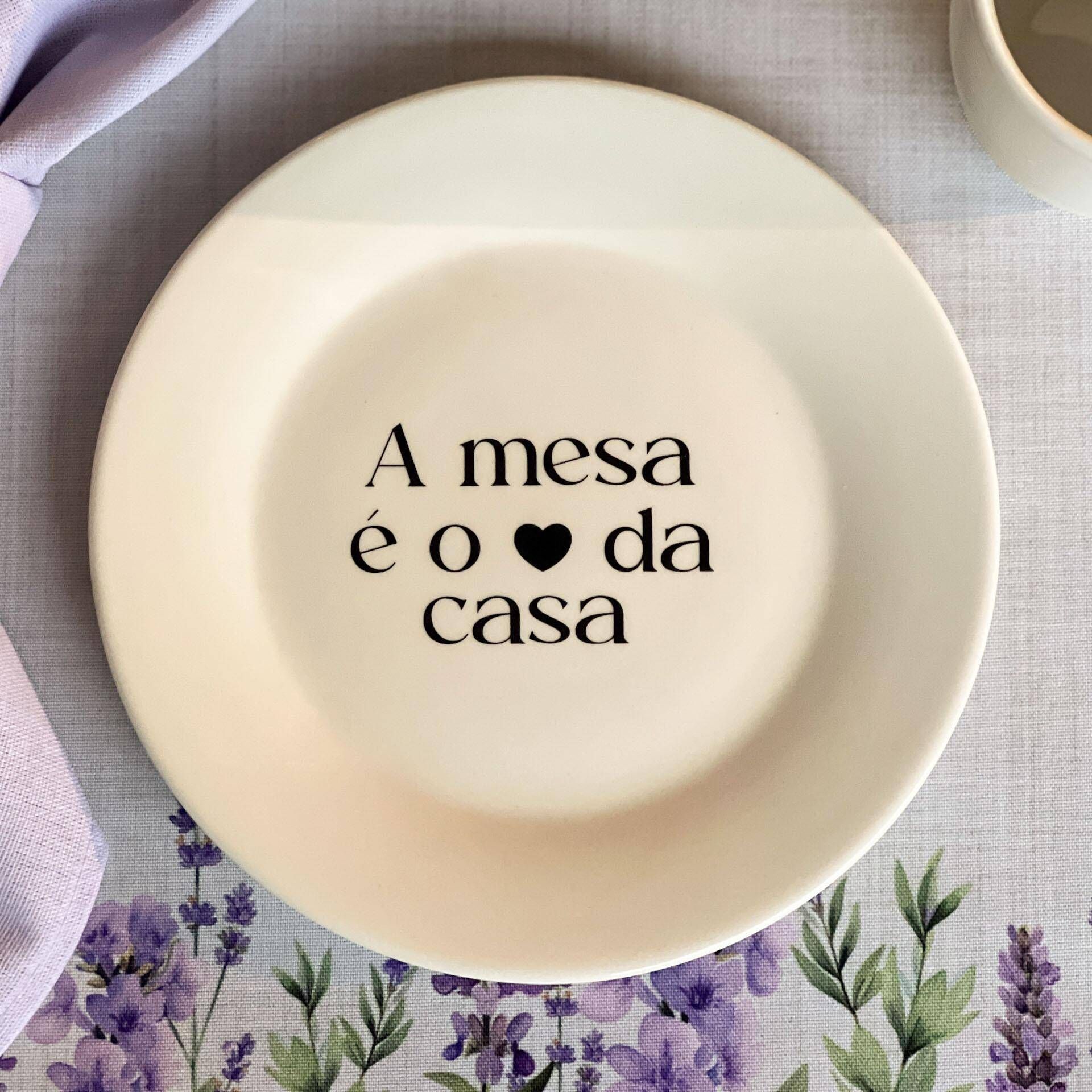 Prato de Sobremesa com frase "A mesa é o coração da casa" 