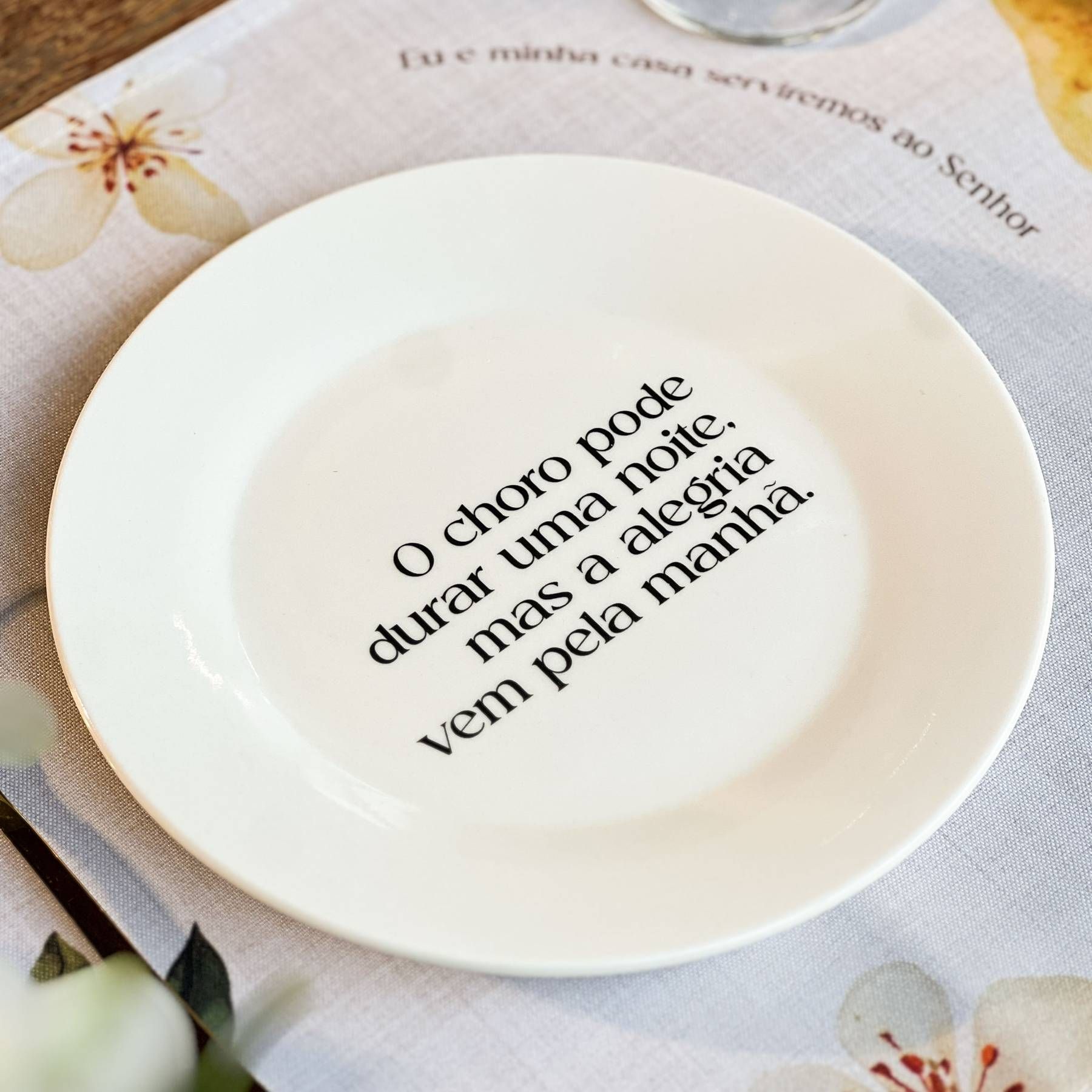 Prato de Sobremesa com Frase "A alegria vem pela manhã..."