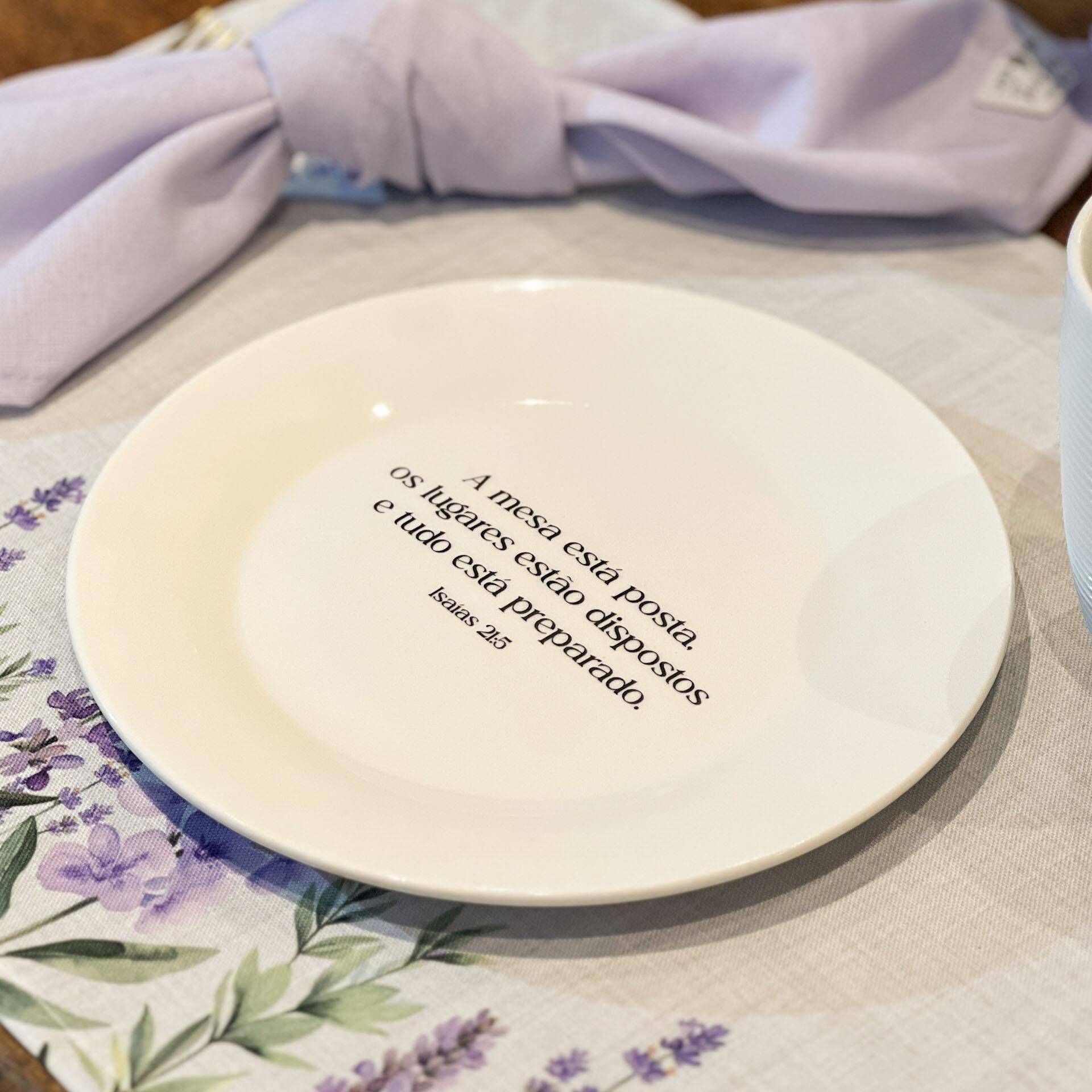 Prato de Sobremesa com frase "A mesa está posta..."