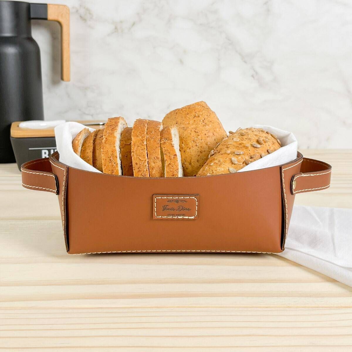 PORTA PÃES COM ALÇA CARAMELO EM COURO ECOLÓGICO