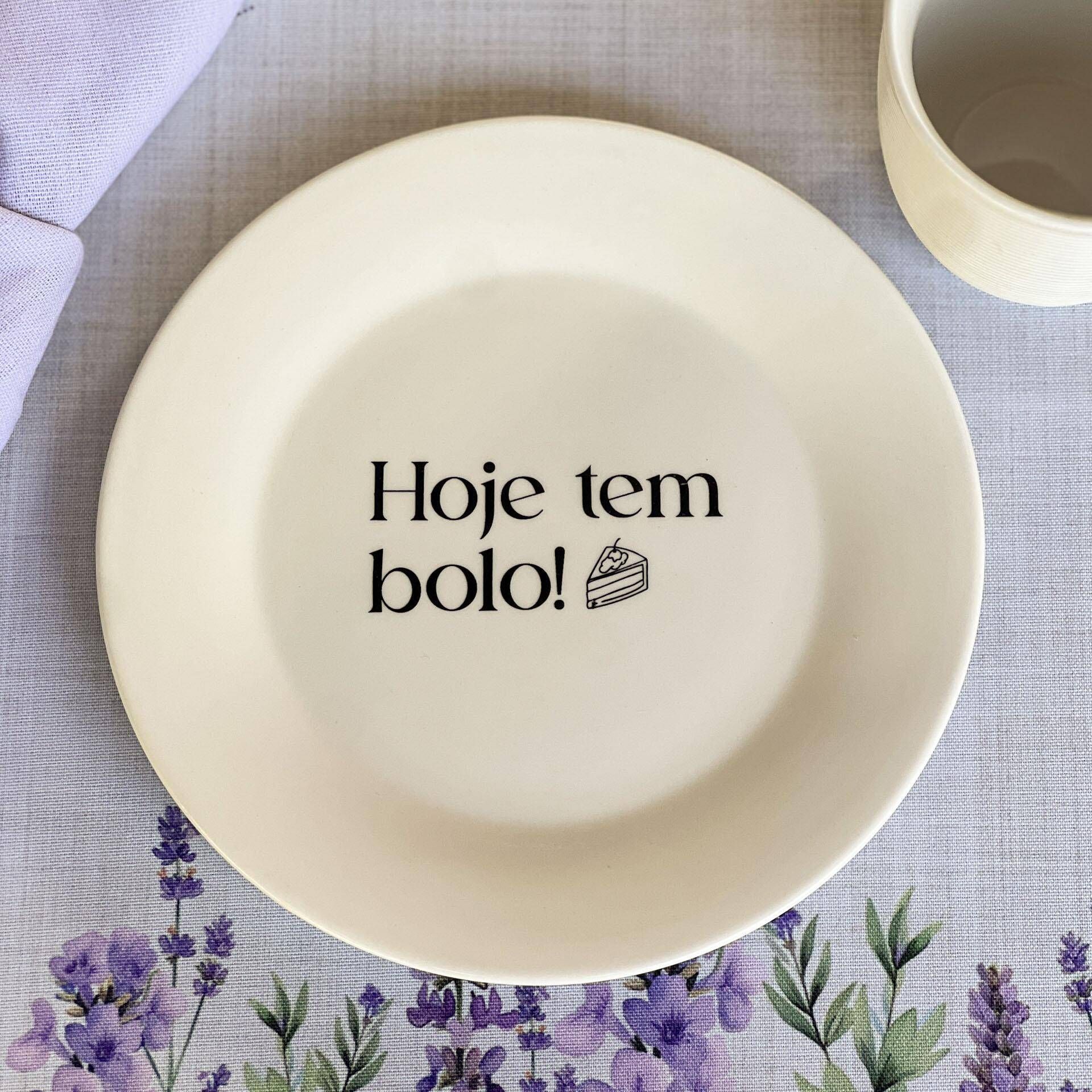 Prato de Sobremesa com frase "Hoje tem bolo!"