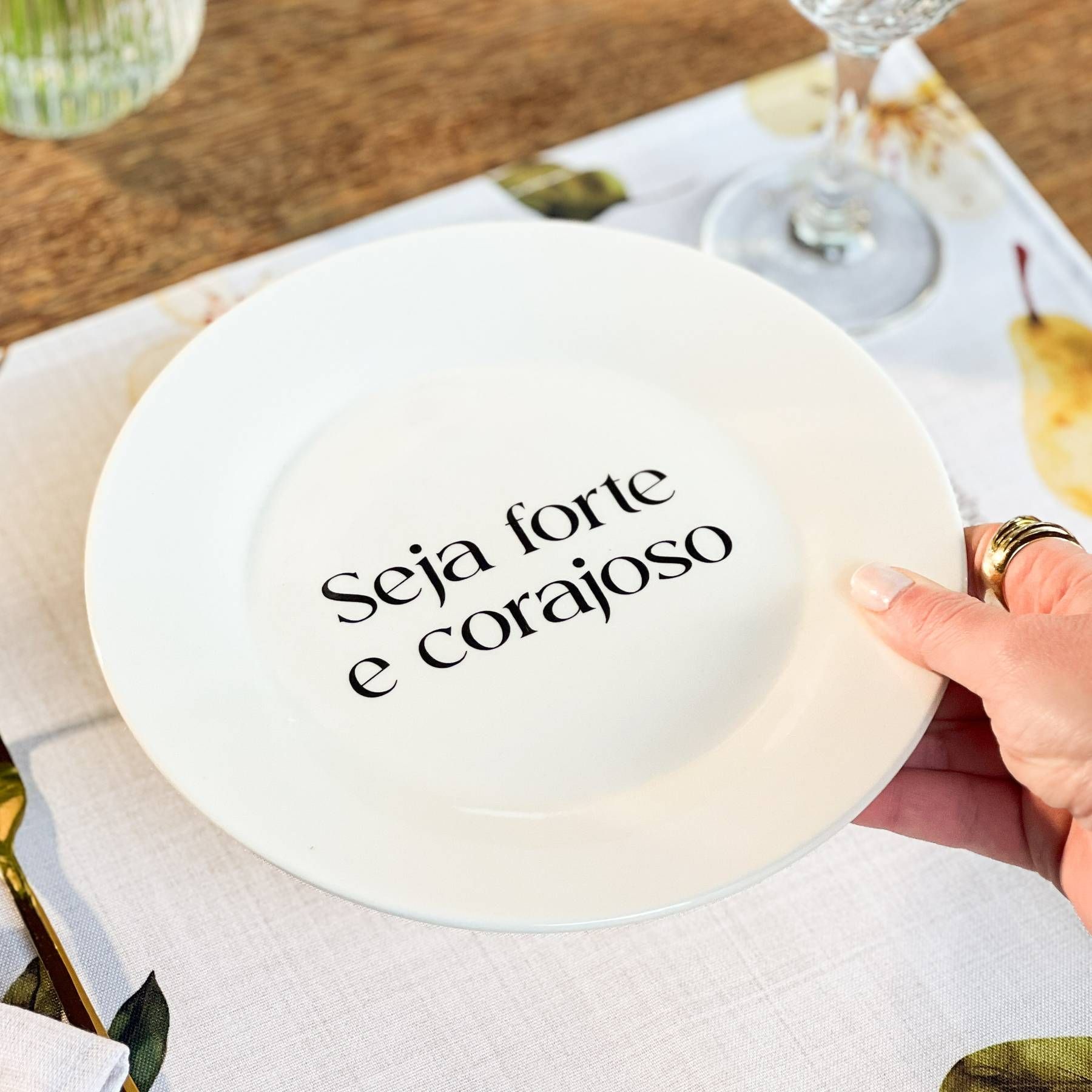 Prato de Sobremesa com Frase "Seja Forte e Corajoso"