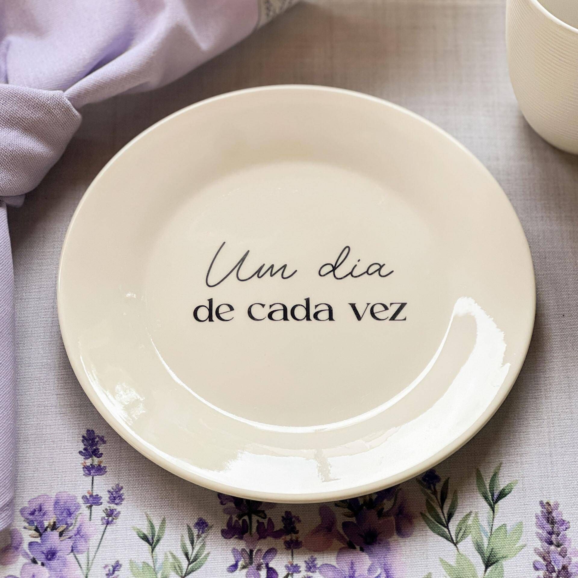 Prato de Sobremesa com frase "Um dia de cada vez" 