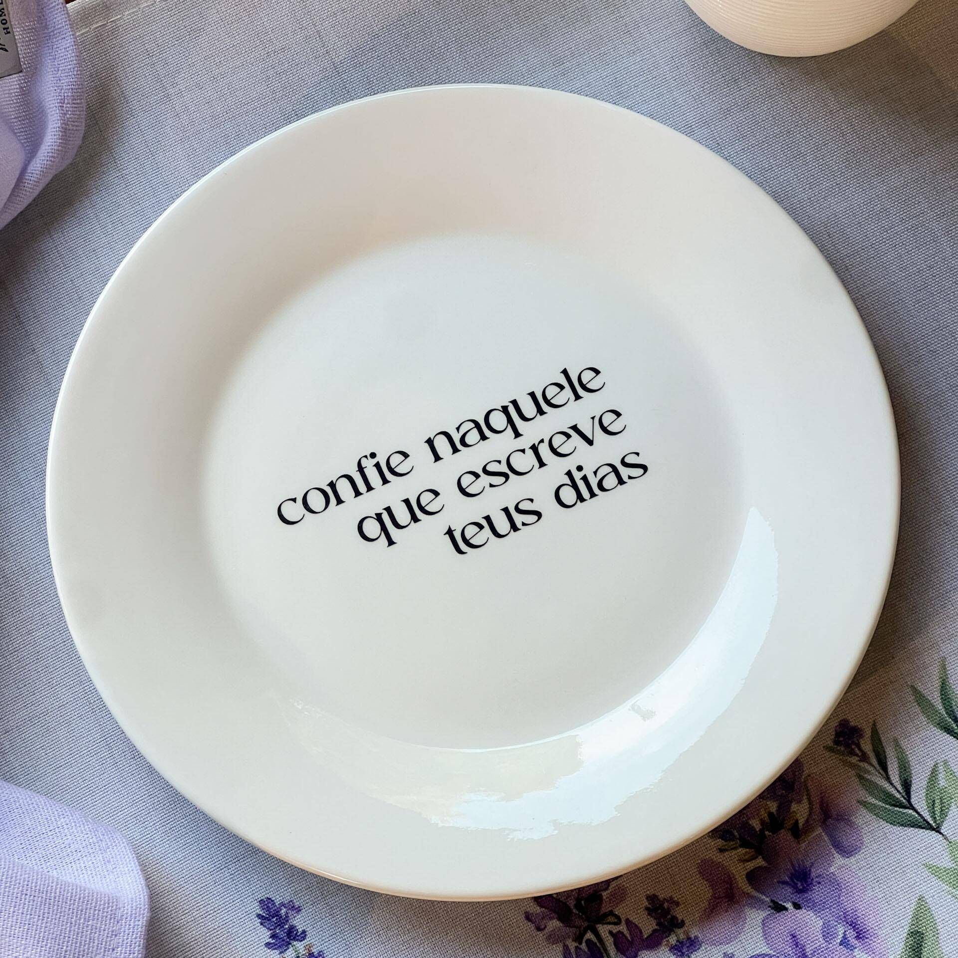 Prato de Sobremesa com frase "Confie naquele que ..." 