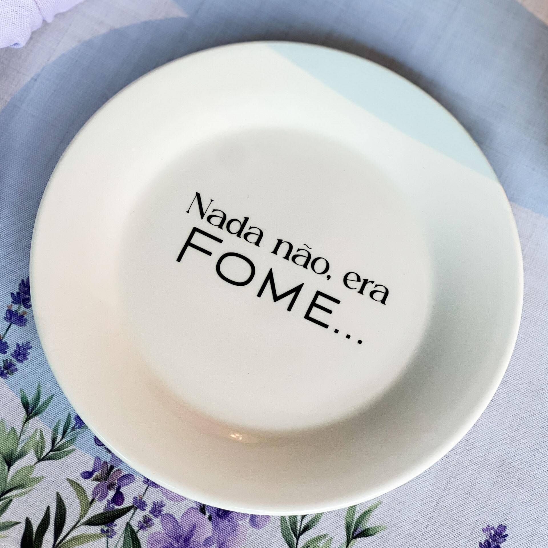 Prato de Sobremesa com frase "Nada não, era fome"