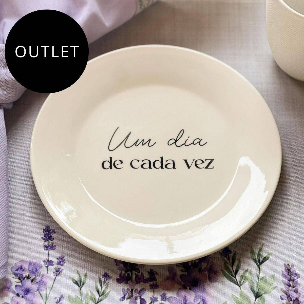 OUTLET Prato de Sobremesa com frase "Um dia de cada vez"