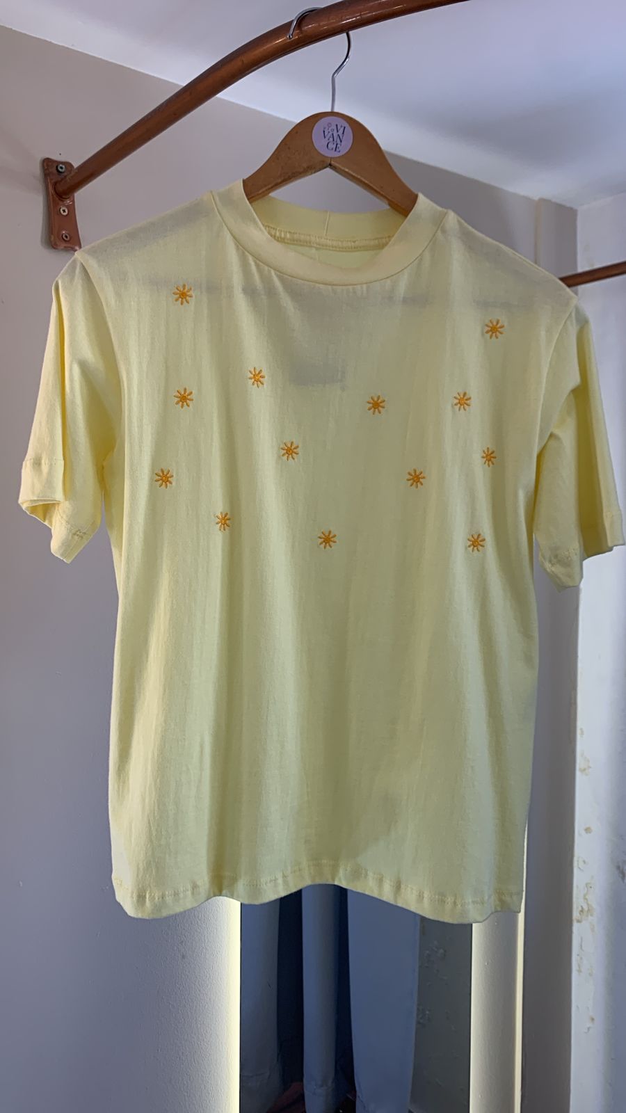 T-Shirt Gola Alta Bordada Amarelo