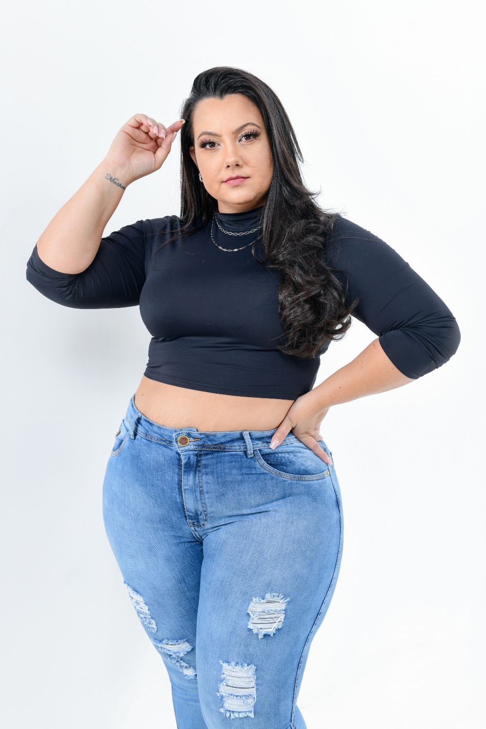 Calça Feminina Jeans Skinny Plus Size Cintura Média Rasgada Detalhe Zíper Bolso Traseiro