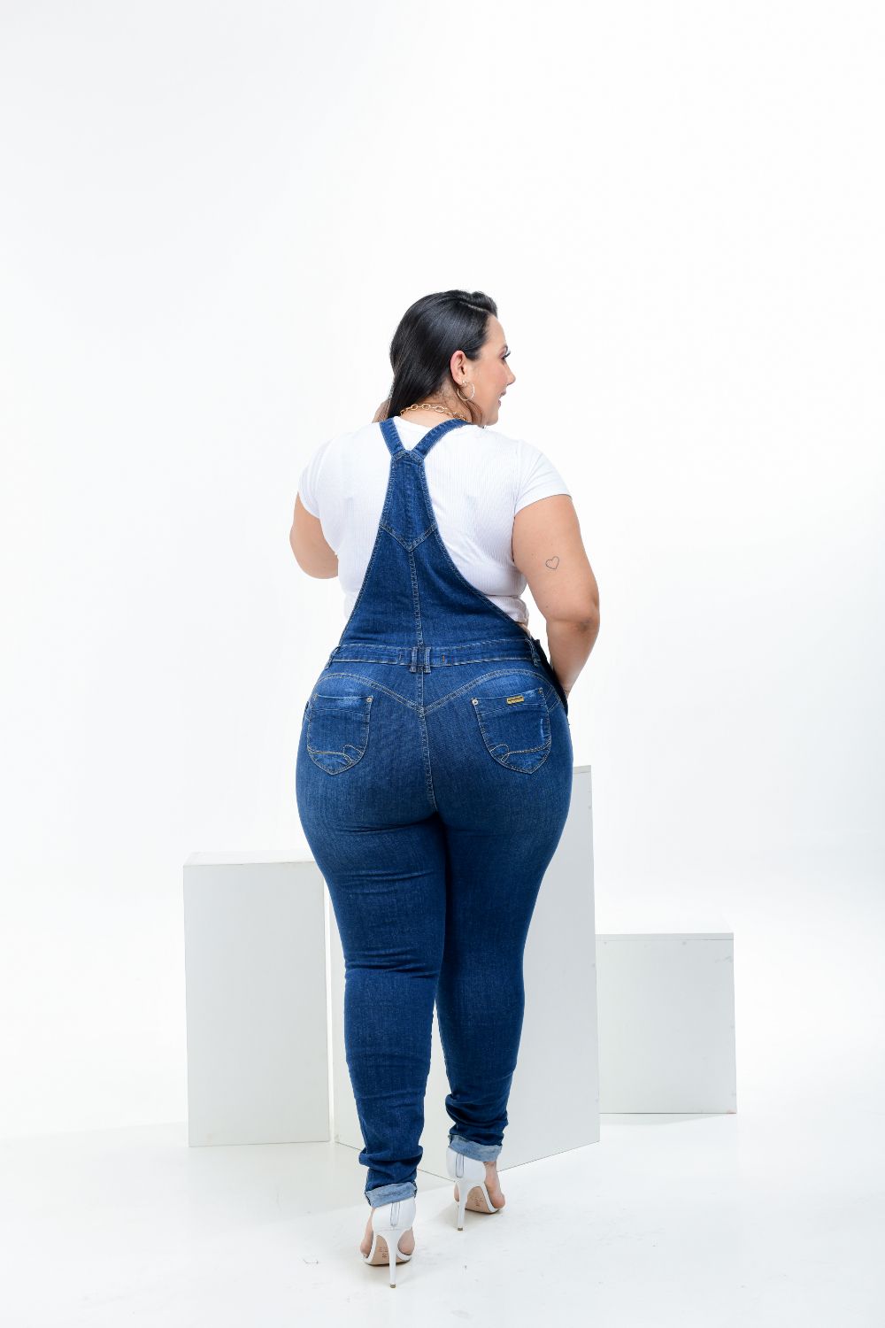 Macacão Feminino Jeans Plus Size Cintura Média Barra Virada