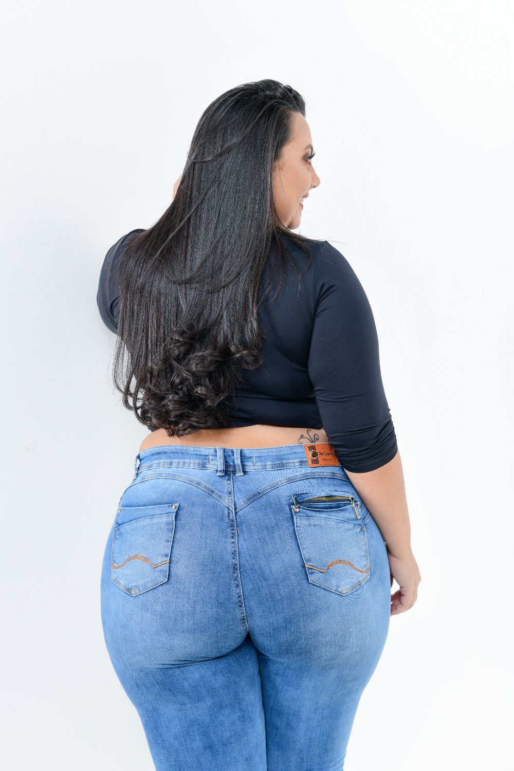 Calça Feminina Jeans Skinny Plus Size Cintura Média Rasgada Detalhe Zíper Bolso Traseiro