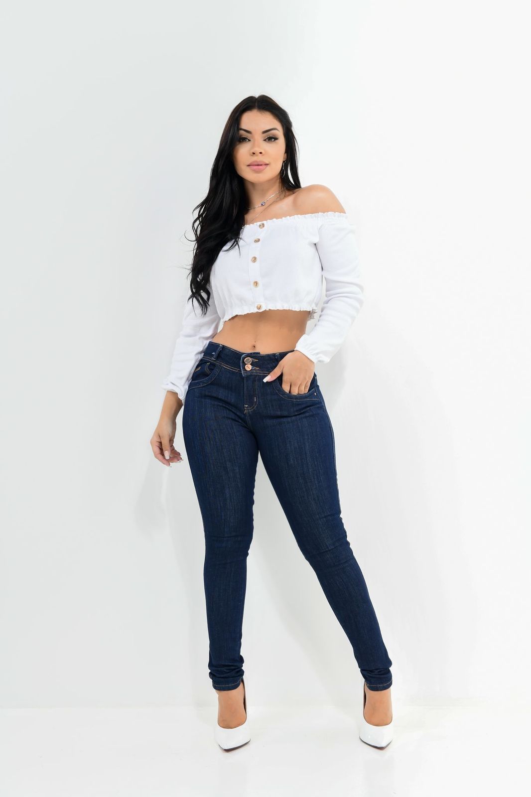 Calça Feminina Jeans Cigarrete Detalhe Botão Traseiro