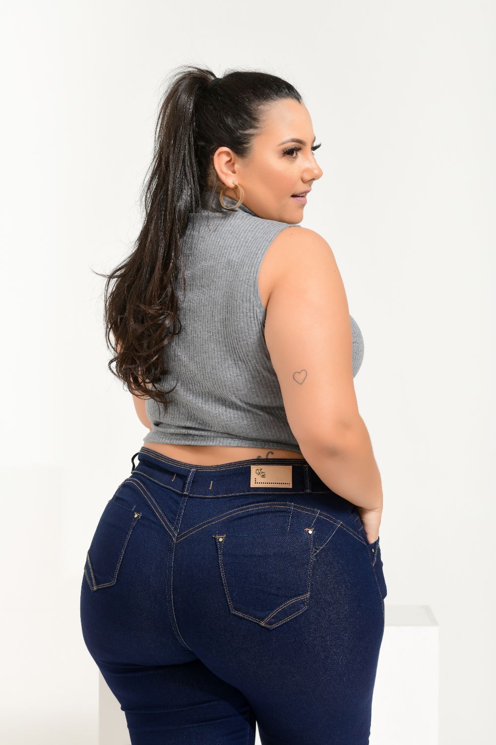 Calça Feminina Jeans Cintura Alta Detalhe Elástico na Barra Xtracharmy