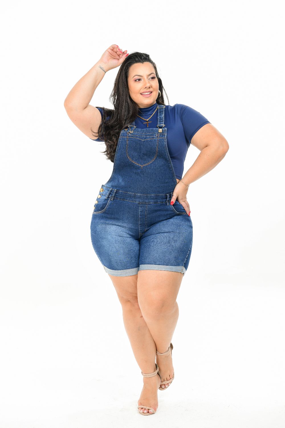 Jardineira Feminina Jeans Plus Size Cintura Alta Com Lycra Barra Dobrada
