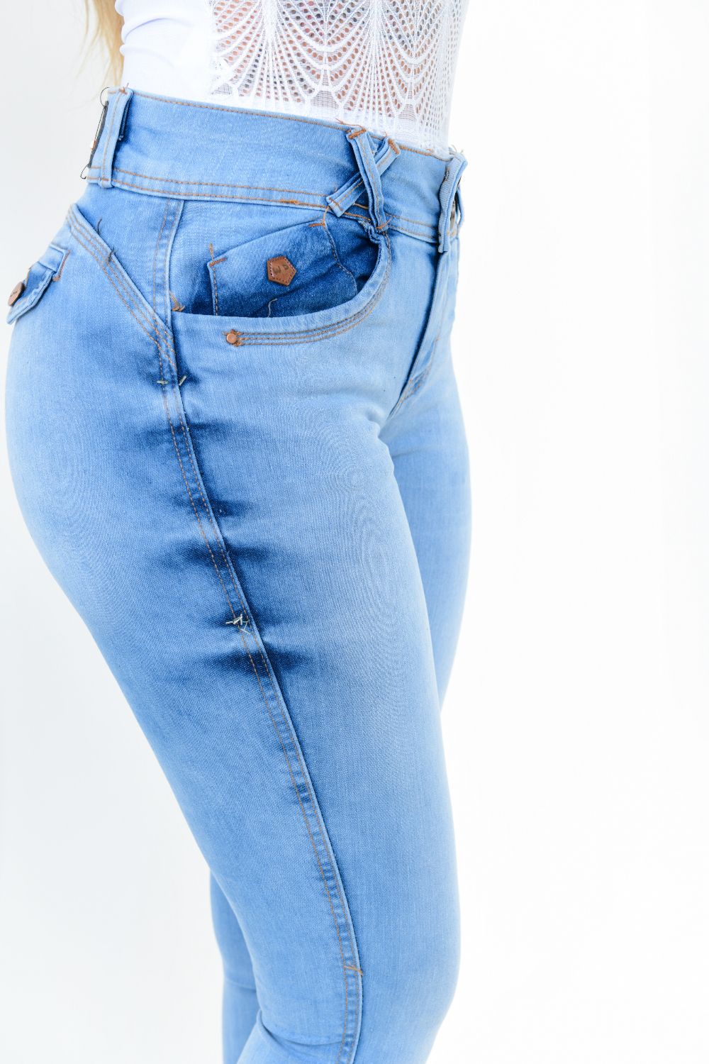 Calça Feminina Jeans Skinny Detalhe Bolso Lapela