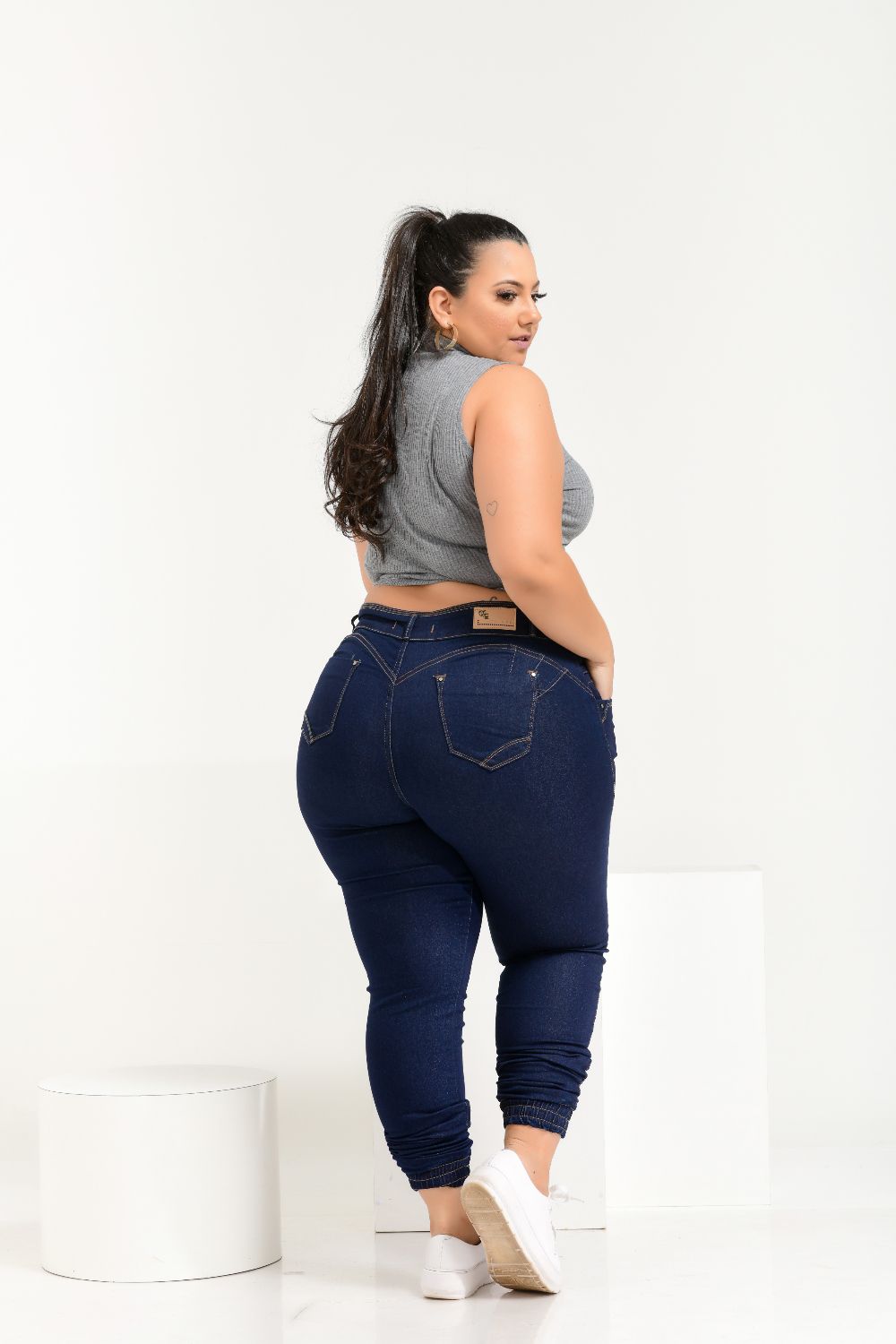 Calça Feminina Jeans Cintura Alta Detalhe Elástico na Barra Xtracharmy