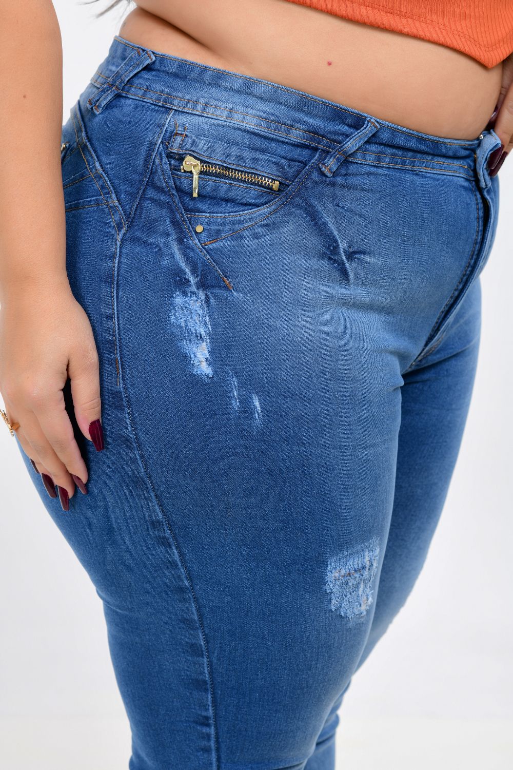 Calça Feminina Jeans Skinny Plus Size Cintura Alta com Puídos e Zíper no Bolso Relógio