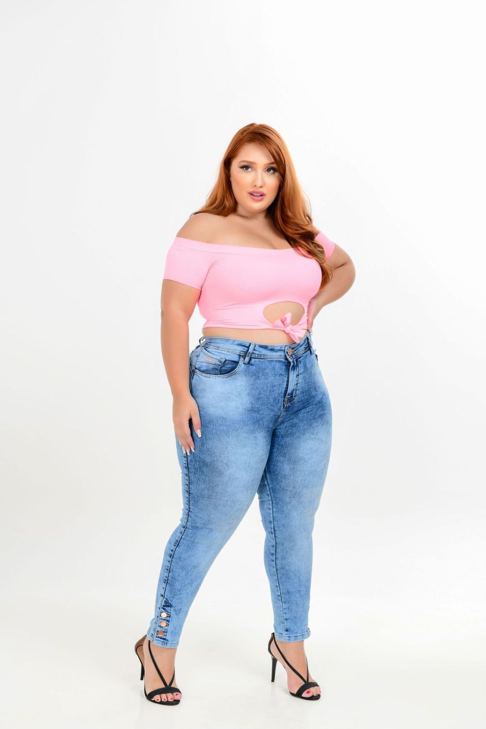 Cropped Feminina Jeans Plus Size Cintura Alta Detalhe Botões Barra Lateral