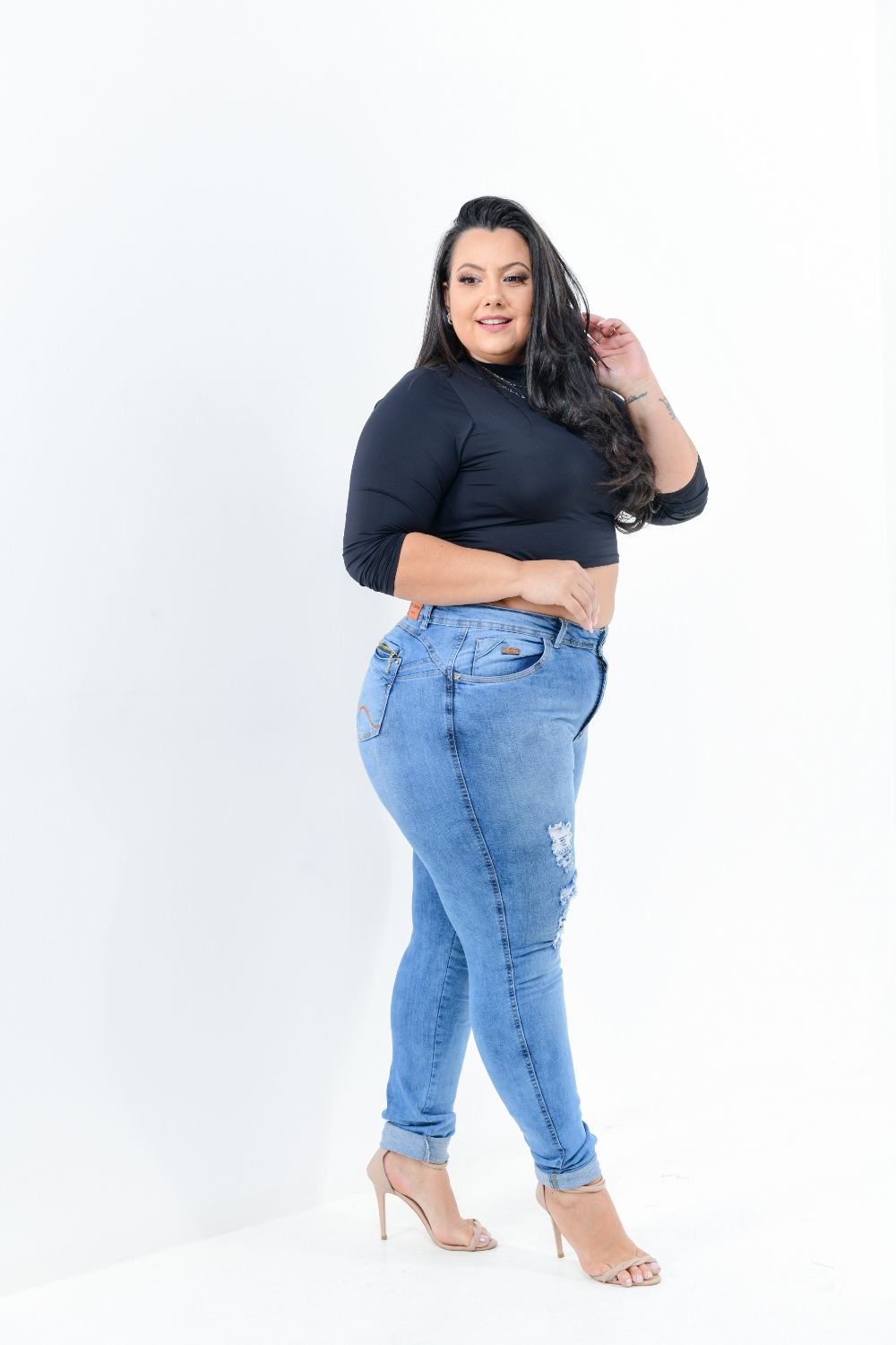 Calça Feminina Jeans Skinny Plus Size Cintura Média Rasgada Detalhe Zíper Bolso Traseiro