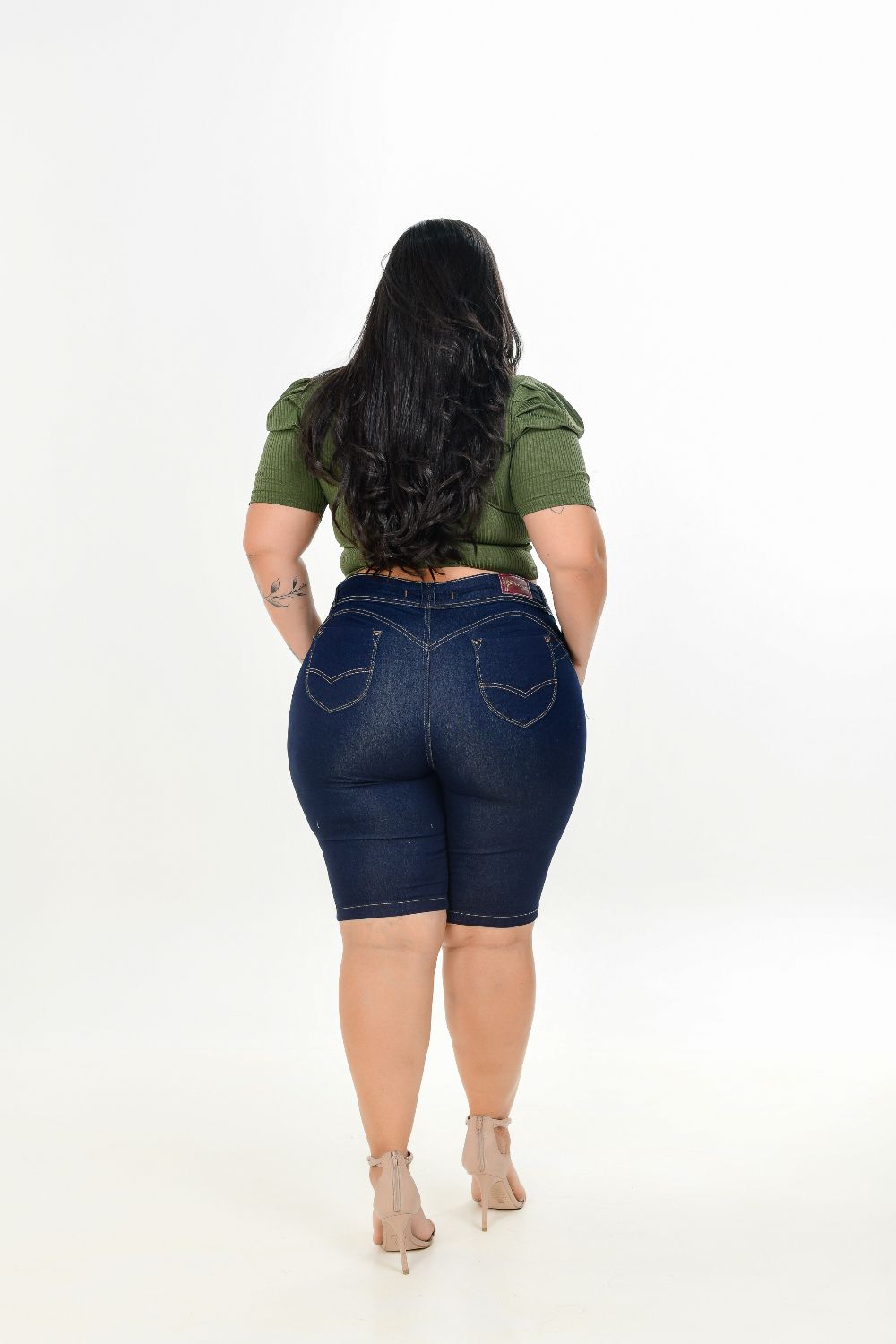 Bermuda Ciclista Feminina Jeans Plus Size Cintura Alta Com Lycra Detalhe Botão Na Barra Lateral
