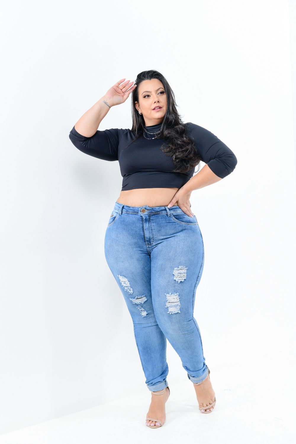 Calça Feminina Jeans Skinny Plus Size Cintura Média Rasgada Detalhe Zíper Bolso Traseiro