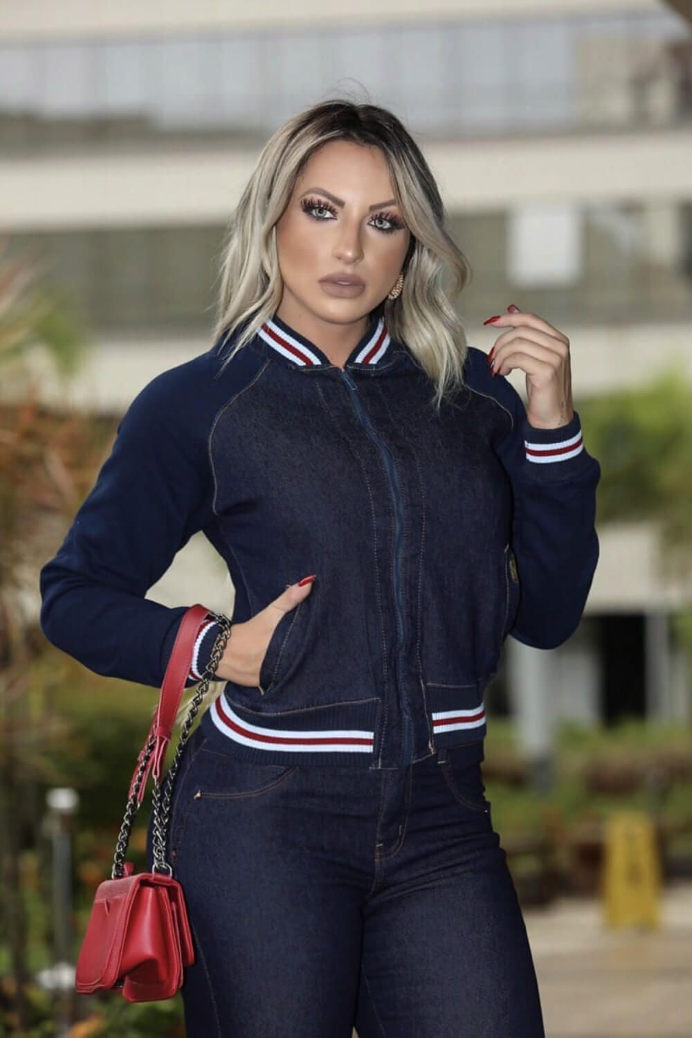 Jaqueta Jeans Feminina Bomber com Manga de Moletom