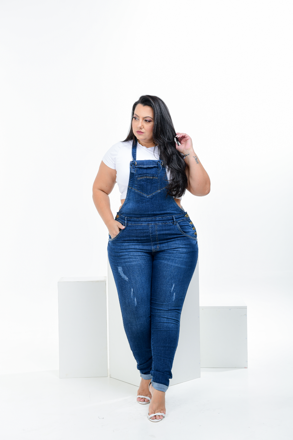 Macacão Feminino Jeans Plus Size Cintura Média Barra Virada