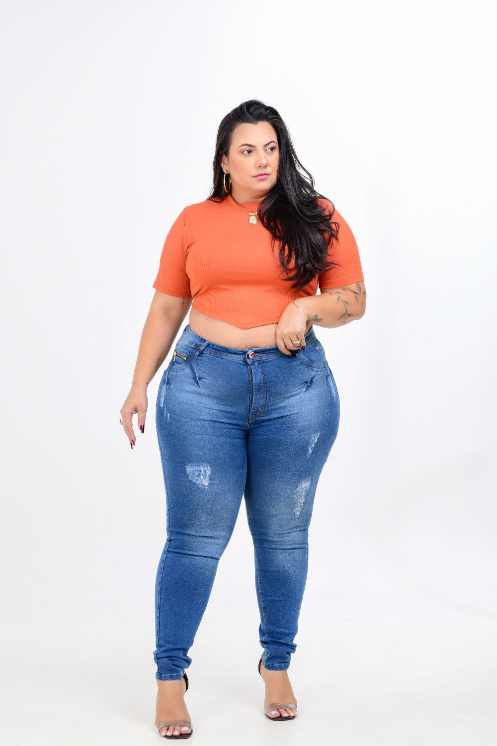 Calça Feminina Jeans Skinny Plus Size Cintura Alta com Puídos e Zíper no Bolso Relógio