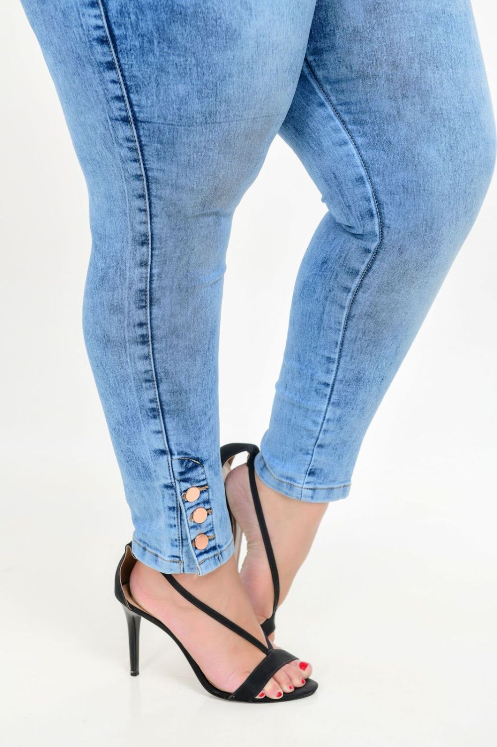 Cropped Feminina Jeans Plus Size Cintura Alta Detalhe Botões Barra Lateral