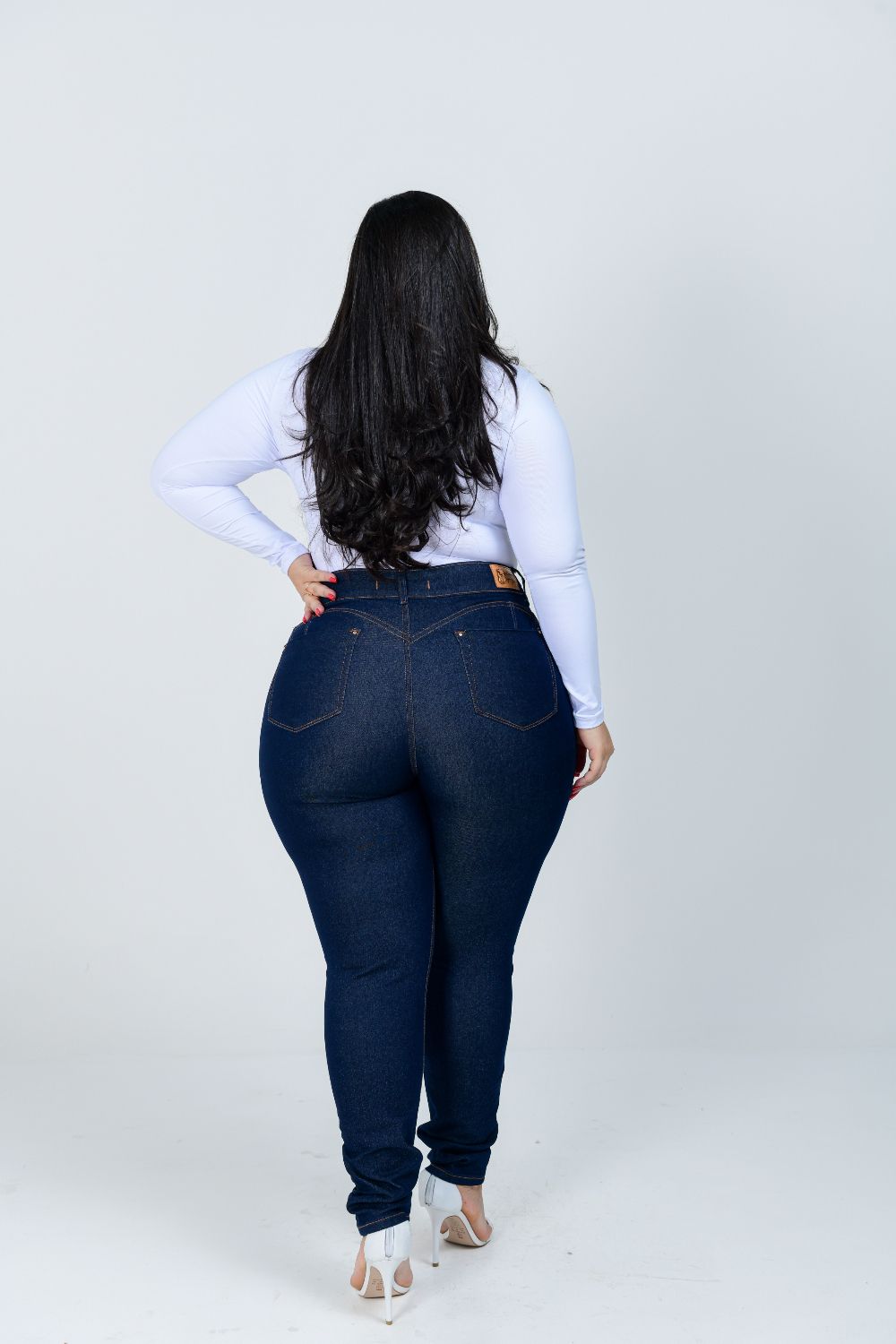 Calça Feminina Jeans Plus Size Cintura Alta Com Cinta Modeladora Amaciada