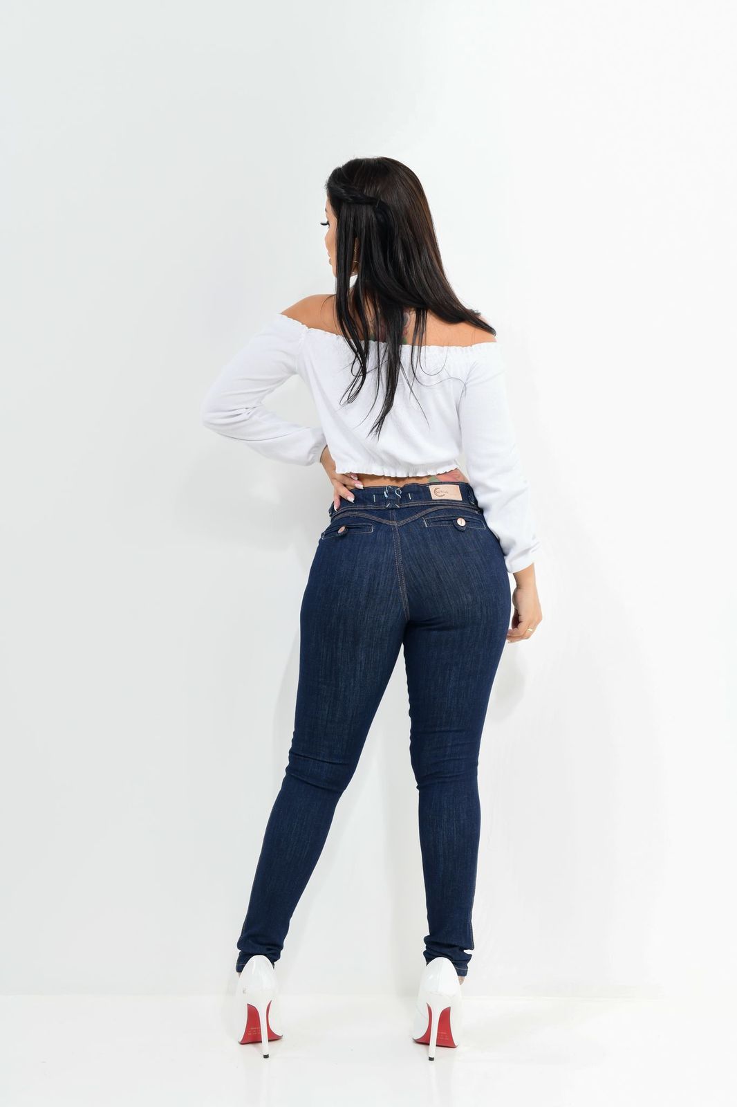 Calça Feminina Jeans Cigarrete Detalhe Botão Traseiro