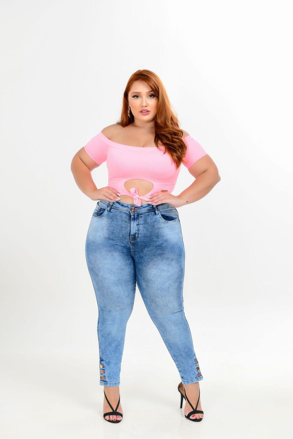 Cropped Feminina Jeans Plus Size Cintura Alta Detalhe Botões Barra Lateral