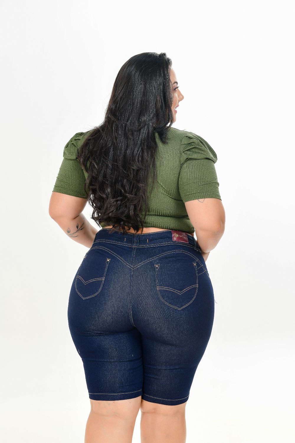 Bermuda Ciclista Feminina Jeans Plus Size Cintura Alta Com Lycra Detalhe Botão Na Barra Lateral