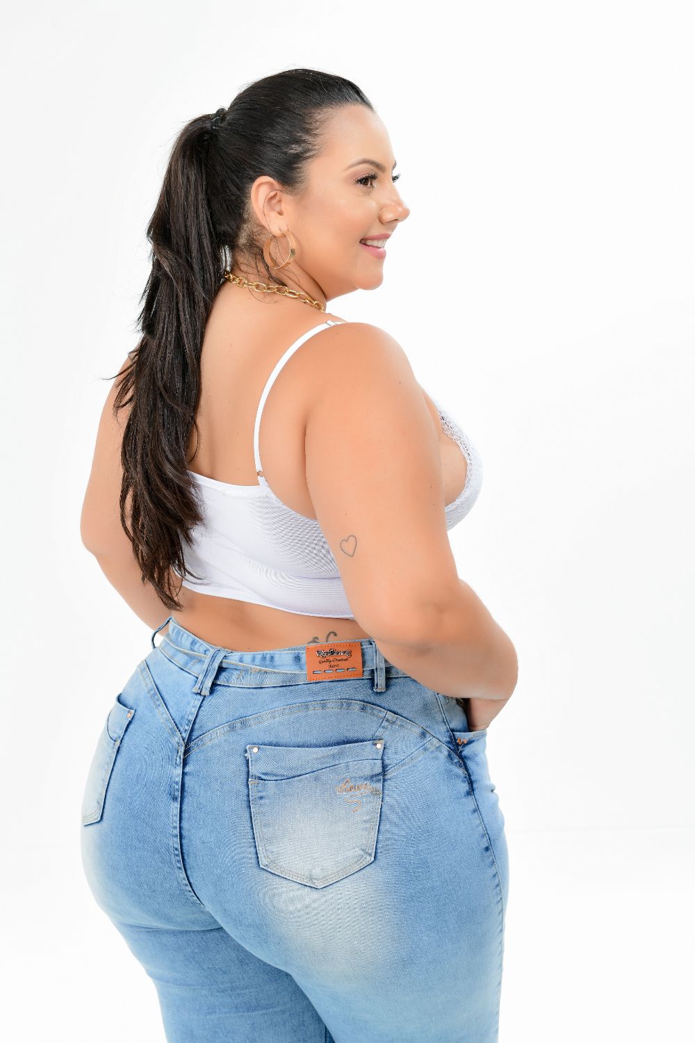 Calça Feminina Jeans Cigarrete Plus Size Detalhe Elástico Na Barra Cintura Média Xtracharmy