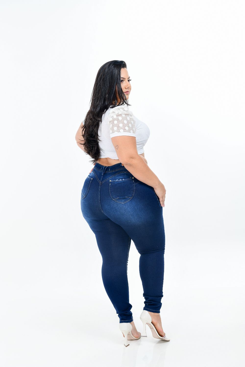 Calça Feminina Jeans Skinny Plus Size Cintura Média Detalhe Rasgado Frontal