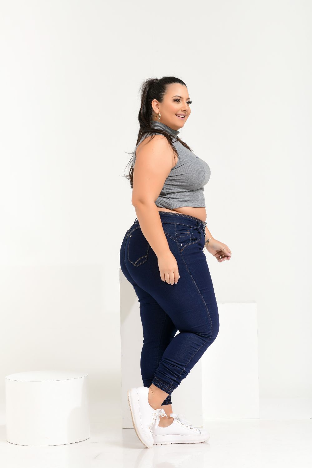 Calça Feminina Jeans Cintura Alta Detalhe Elástico na Barra Xtracharmy
