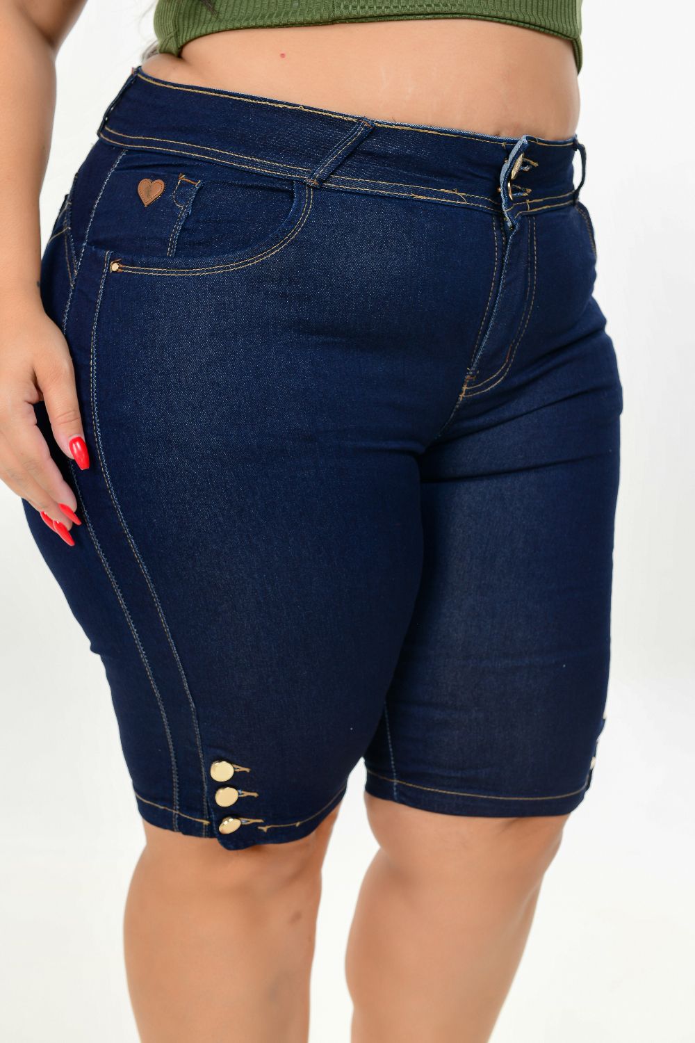 Bermuda Ciclista Feminina Jeans Plus Size Cintura Alta Com Lycra Detalhe Botão Na Barra Lateral