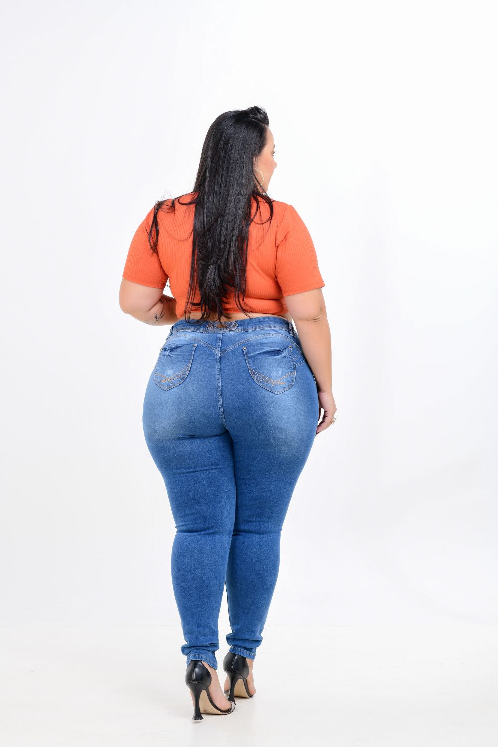 Calça Feminina Jeans Skinny Plus Size Cintura Alta com Puídos e Zíper no Bolso Relógio